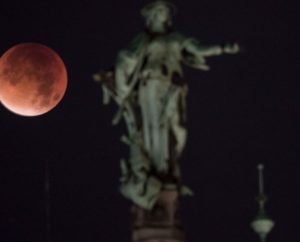 कल दुनिया ने किया सुर्ख लाल चांद का दीदार, आप भी देखिए तस्वीर
