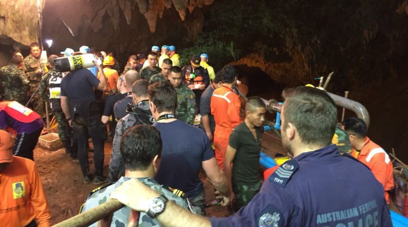 गुफा में फंसी पूरी फुटबॉल टीम आई बाहर, कोच को भी बचाया गया
