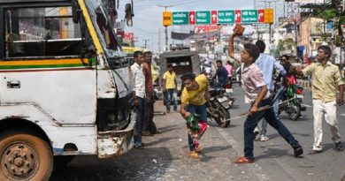 भारत बंद का असर- प्रदर्शनकारियों ने कहीं ट्रेनों को रोका तो कहीं बसों में की तोड़फोड़